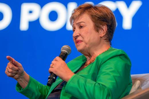 FMI dice que la IA y la crisis energética "tiran" de la economía en direcciones opuestas