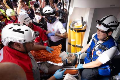 Hernán Gil, el vigilante convertido en la cara de la esperanza del terremoto de Venezuela
