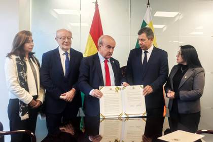 Senado de Bolivia rinde homenaje a la OEI por su aporte al desarrollo educativo y social