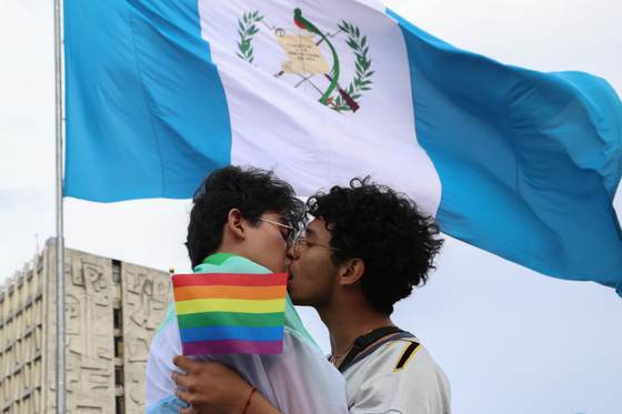 Histórica marcha del orgullo LGBTIQ+ en Guatemala exige justicia penal y frenar la censura