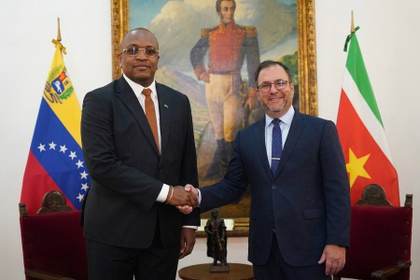 Venezuela y Surinam evalúan cooperación en áreas de turismo, pesca, transporte y energía