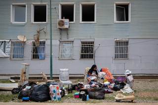 Dos baños en un refugio con cientos de sobrevivientes del terremoto en Venezuela