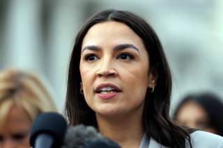 Ocasio-Cortez exige a gran almacén que no ceda sus estacionamientos a ICE tras tiroteo