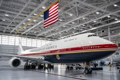 Trump desvela el nuevo Air Force One, un Boeing de lujo con los colores de la bandera