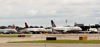 El aeropuerto de LaGuardia (Nueva York) cierra una de sus pistas tras hallar un socavón