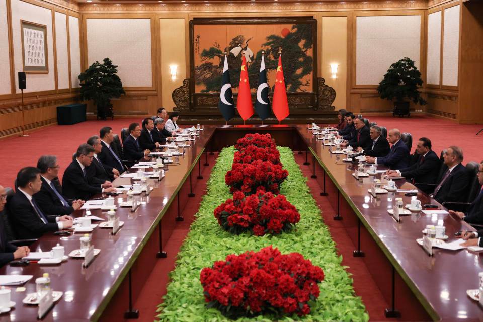 Xi recibe a primer ministro pakistaní en medio de posibles avances en el acuerdo con Irán