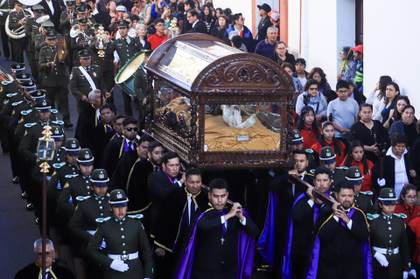 Fieles bolivianos conmemoran el Viernes Santo con numerosas procesiones del Santo Sepulcro