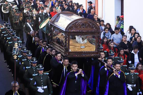 Fieles bolivianos conmemoran el Viernes Santo con numerosas procesiones del Santo Sepulcro