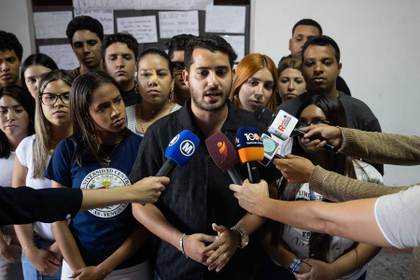 Estudiantes universitarios protestan en Venezuela contra conferencia sobre Nicolás Maduro