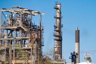 Un incendio en una de las principales refinerías de Australia amenaza el suministro local