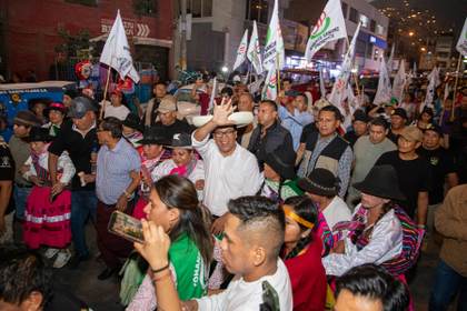 Tensión electoral en Perú: 15.000 votos separan a Sánchez y Aliaga, con 99,5 % escrutado