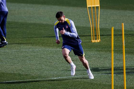 Lenglet llega a Portugal para completar su fichaje por al Benfica