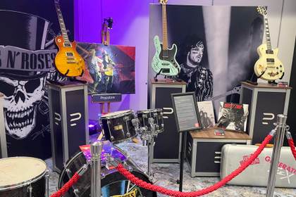 El micrófono dorado de Queen sale a subasta en Londres en el evento 'Music Memorabilia'