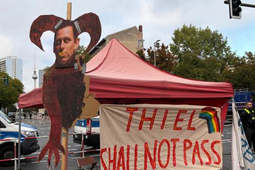 Un centenar de manifestantes protesta ante el premio Axel Springer a Peter Thiel en Berlín