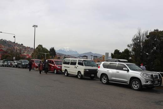 Filas kilométricas y días de espera para comprar gasolina por los bloqueos en Bolivia