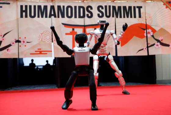 La mayor feria de androides llega por primera vez a Asia con robots cada vez "más humanos"