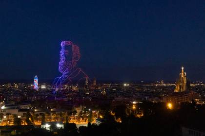 El rostro de Gaudí dibujado en el cielo culmina la bendición de la Torre de Jesús
