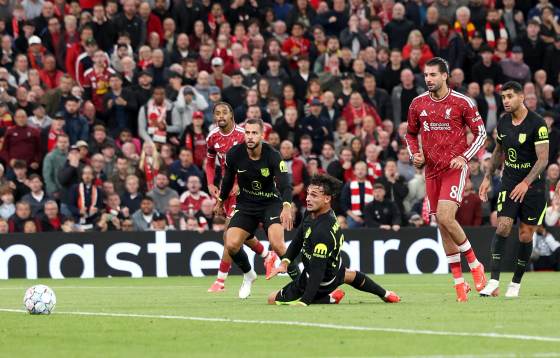 2-1. El Liverpool supera la maldición de Llorente