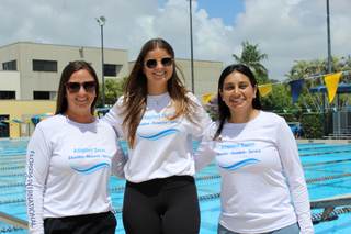 Profesora mexicana en Florida crea clases de natación para niños con autismo