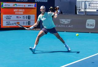Martín Landaluce se cuela en cuartos de Miami tras remontar ante Korda, verdugo de Alcaraz