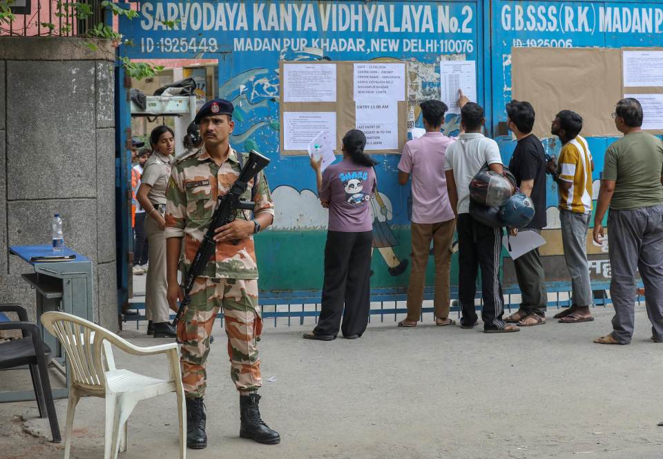Millones repiten en India un examen filtrado, entre protestas y polémico veto a Telegram