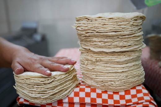 Autoridades mexicanas descartan alza en precio de la tortilla y piden frenar rumores
