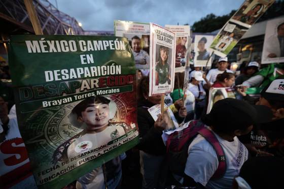 Familias de desaparecidos en México desafían cerco del Mundial a horas de la inauguración