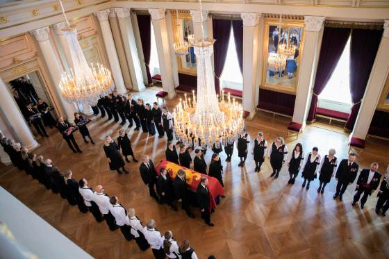 El féretro de Harald V llega a la capilla del Palacio, que el martes se abrirá al público