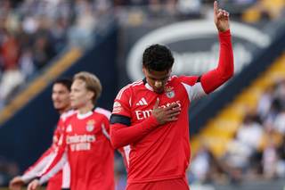 El Benfica empata en Famalicão tras roja a Otamendi y deja al Oporto a un punto del título