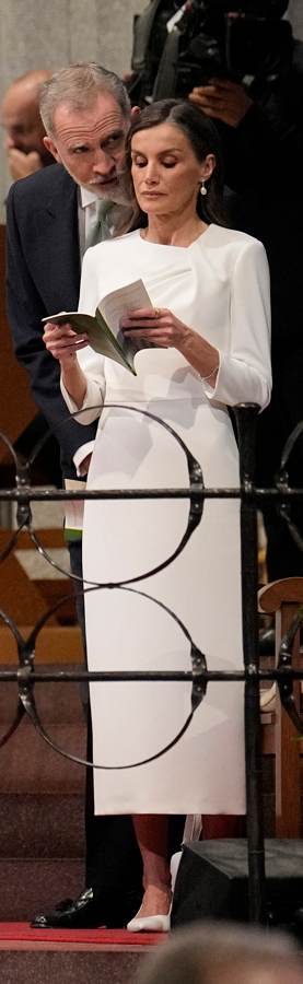 La reina recupera el diseño del inicio del pontificado de León XIV en la misa en Barcelona